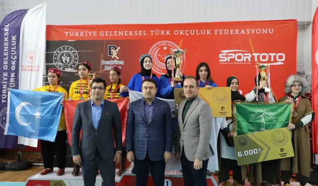 Geleceğin okçuları Kütahya’da yarıştı, ödüllerini aldı