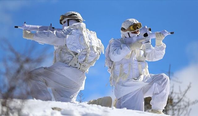 Jandarma komandolarından zorlu kış tatbikatı