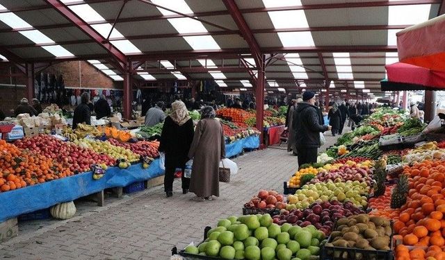 Kütahya Altıntaş Belediye Başkanı pazarda vatandaşlarla buluştu
