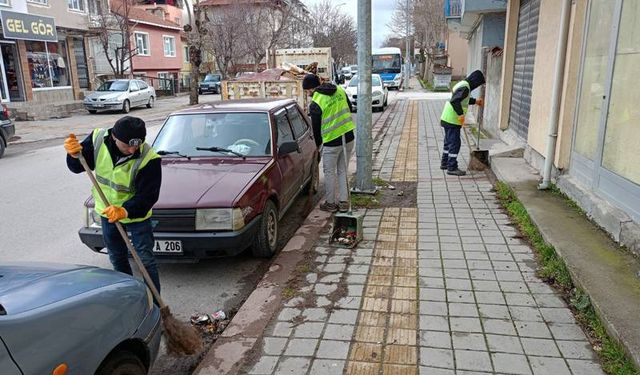 Kütahya Bahçeli Evler Mahallesi’nde temizlik çalışmaları sürüyor