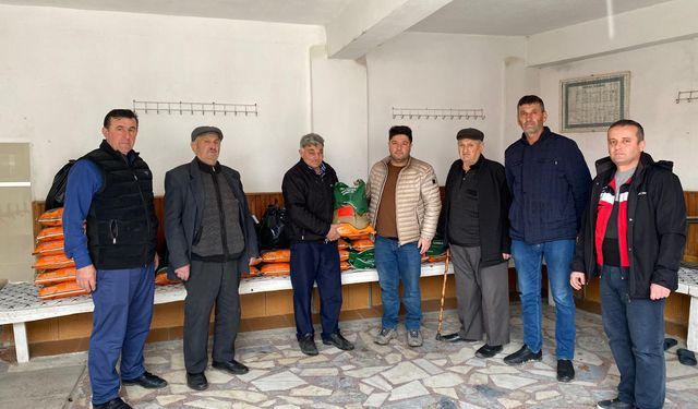 Kütahya Tavşanlı’da üreticilere yem bitkisi tohumu dağıtıldı