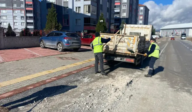 Kütahya TOKİ yüzme havuzu önünde dökülen molozlar temizlendi