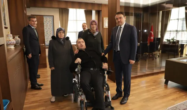 Kütahya Valisi Işın, engelli İsmet’e araç jesti