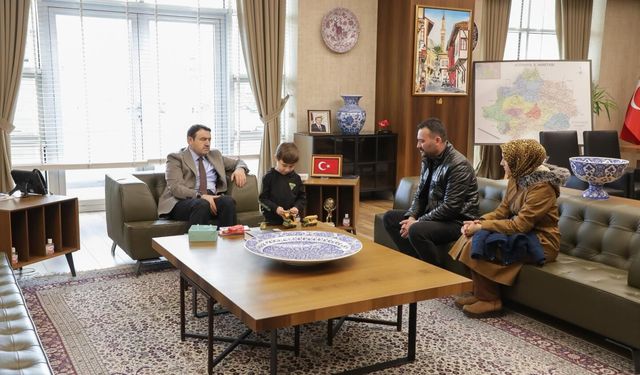 Kütahya Valisi Işın, DMD hastası Metehan ile buluştu