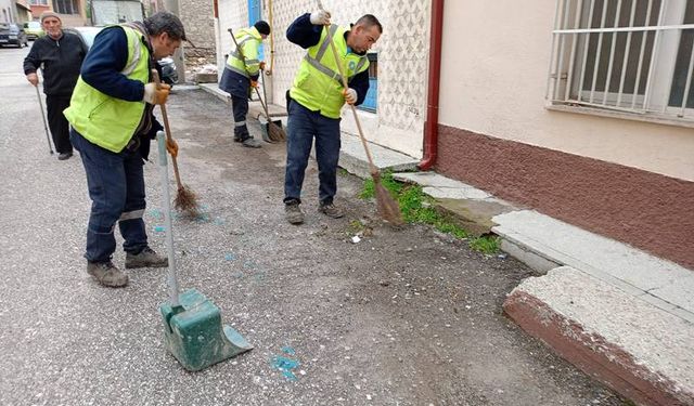 Kütahya’da İstiklal Mahallesi’nde temizlik çalışmaları sürüyor