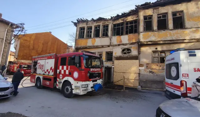Kütahya’da metruk bina yangını söndürüldü