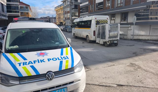 Kütahya’da öğrenci servisi, motorlu bisiklete çarptı