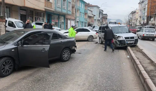 Kütahya’da üç aracın karıştığı zincirleme kaza