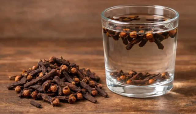 Yatmadan önce içilen karanfilli suyun mideye etkisi