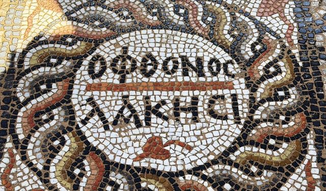 3 bin yıllık antik kentte "kıskanan çatlasın" yazılı mozaik bulundu