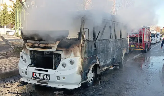 Afyonkarahisar'da seyir halindeki minibüs alev aldı