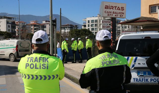 Denizli’de kamyonete çarpan motosiklet sürücüsü hayatını kaybetti