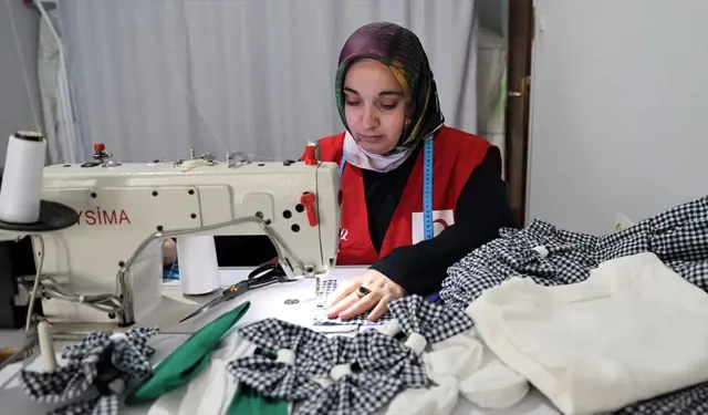 Depremzede anne, bayramda kız çocuklarına umut oldu