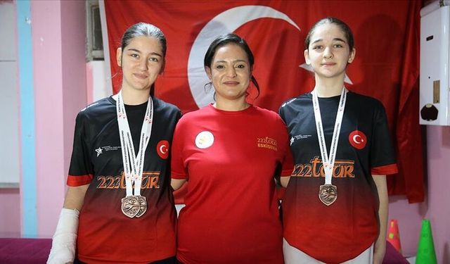 İşitme engelli kardeşlerin hedefi ay yıldızlı forma