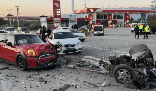 İzmir’de üç otomobil çarpıştı: 1’i çocuk 3 yaralı