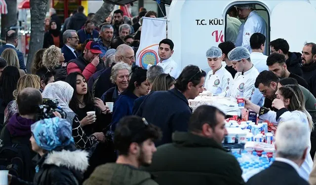 İzmirli lise öğrencileri iftara yetişemeyenlere yemek dağıttı