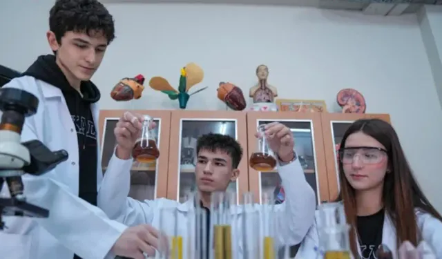 İzmirli öğrencilerden yapay zekâ ile su kirliliği çözümü