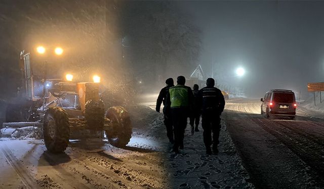 Kütahya Domaniç, bayramı kar yağışı ile karşıladı