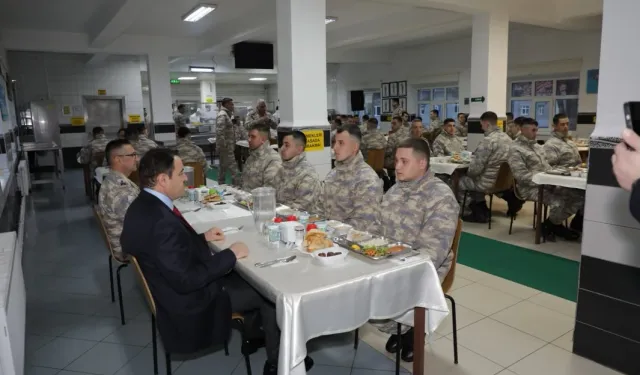 Kütahya Valisi Işın, Mehmetçik ile iftar yaptı