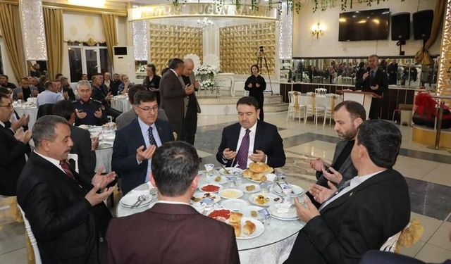 Kütahya Valisi Musa Işın muhtarlarla iftarda buluştu