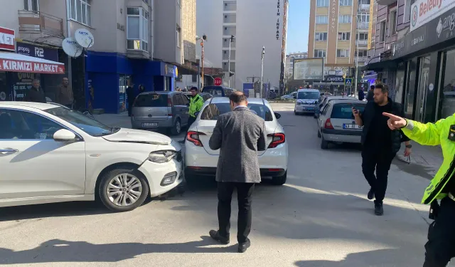 Kütahya’da ara sokaktan çıktı, otomobile çarptı