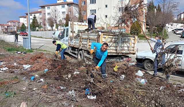 Kütahya’da boş arazideki çöpler toplandı