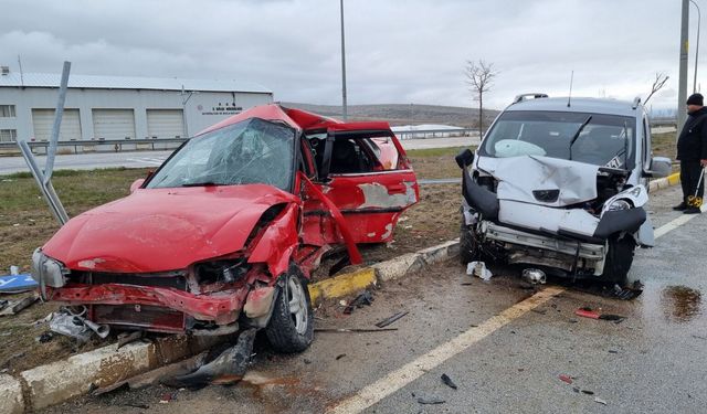 Kütahya'da iki araç çarpıştı, yaralılar var