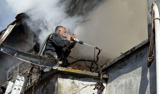 Kütahya’da iki katlı ev yangında kullanılamaz hale geldi