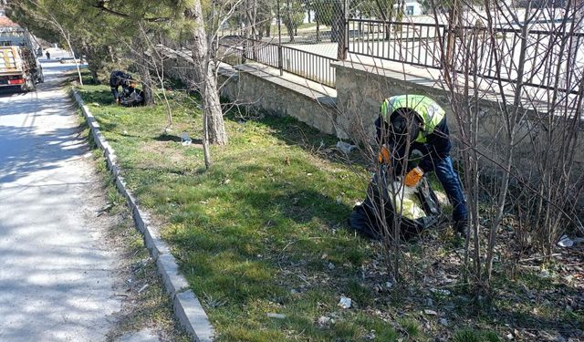 Kütahya’da mezarlık ve okul çevrelerinde temizlik çalışması