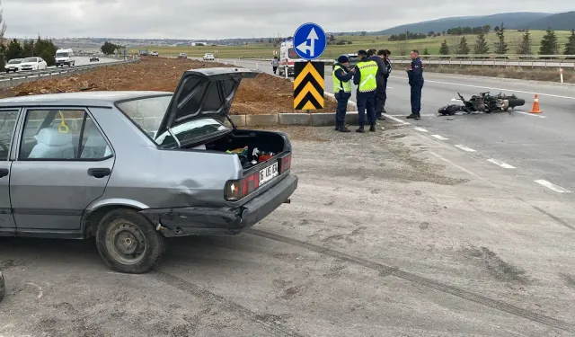 Kütahya’da motosiklet otomobile çarptı, sürücü ölümden döndü