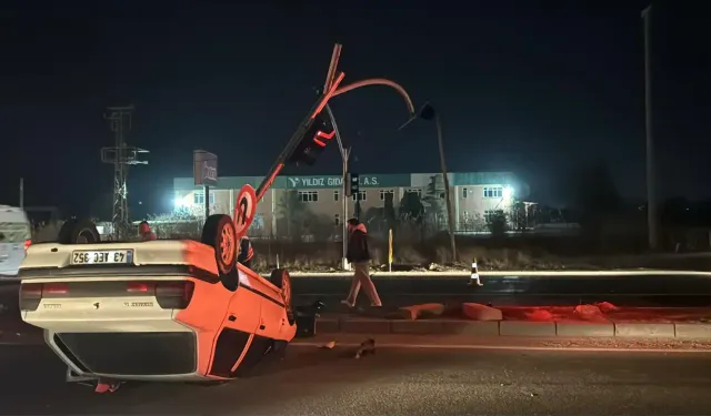 Kütahya’da otomobil trafik lambalarına çarpıp devrildi