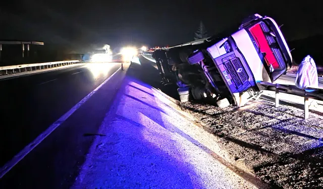Kütahya’da sebze yüklü tır devrildi, şoför yaralı