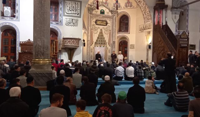 Kütahya’da yüzlerce öğrenci ve aileler, teravihde buluştu