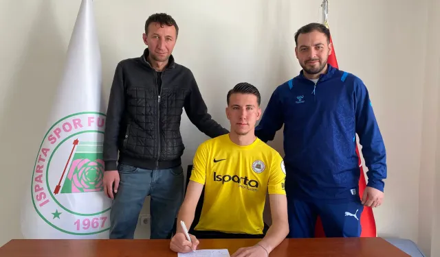 Kütahyalı genç futbolcu Isparta’da profesyonel oldu