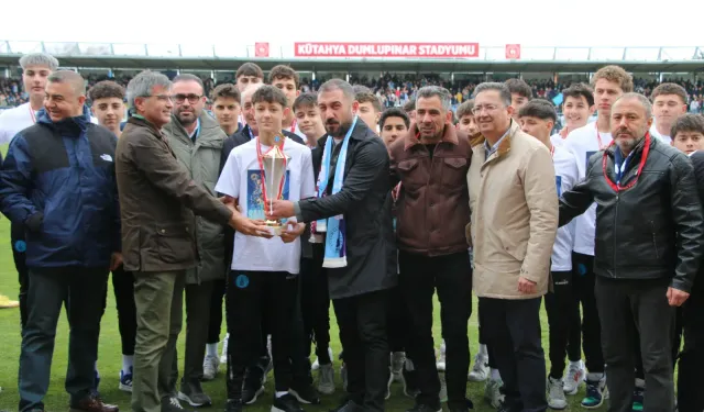 Kütahyaspor’un gençleri şampiyonluğu kutladı