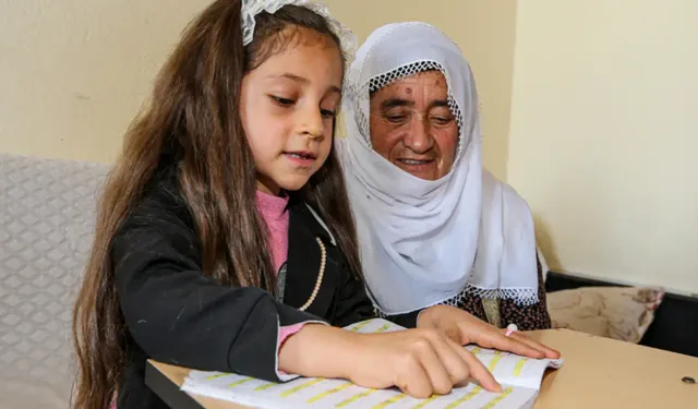 Torunu sayesinde 70 yaşında okuma yazma öğreniyor