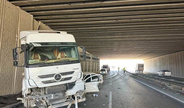 Uşak’ta tır ile otomobil çarpıştı: 1 yaralı