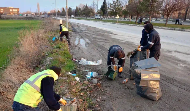 Kütahya’da yeşil alanlar ve yol kenarları temizlendi
