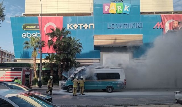 İzmir’de dolmuşta yangın: Araç kullanılamaz hale geldi