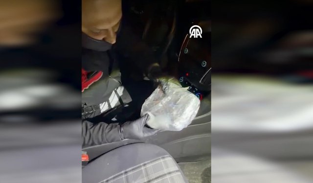 Bursa Bahçelievler’de otomobilde çoraplara gizli uyuşturucu bulundu