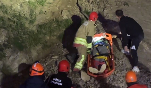 Düzce’de yamaçta mahsur kalan 3 kişi kurtarıldı