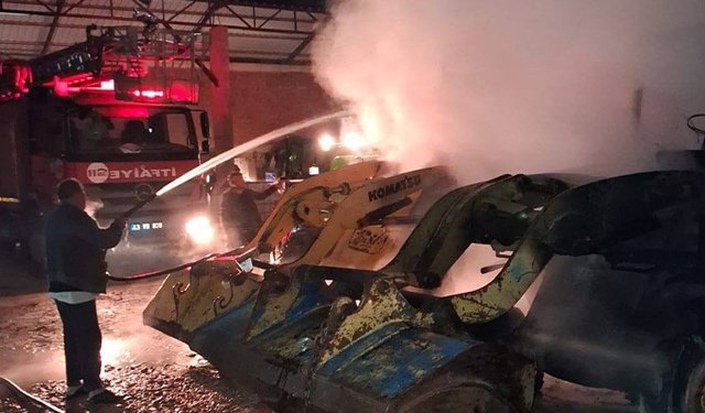 Kütahya Altıntaş’ta iş makinesi yangını