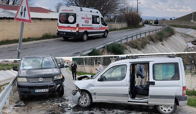 Kütahya’da inşaat ustalarını taşıyan iki kamyonet çarpıştı
