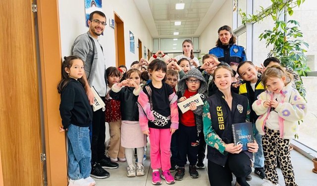 Kütahya Emniyeti'nden miniklere anlamlı ziyaret