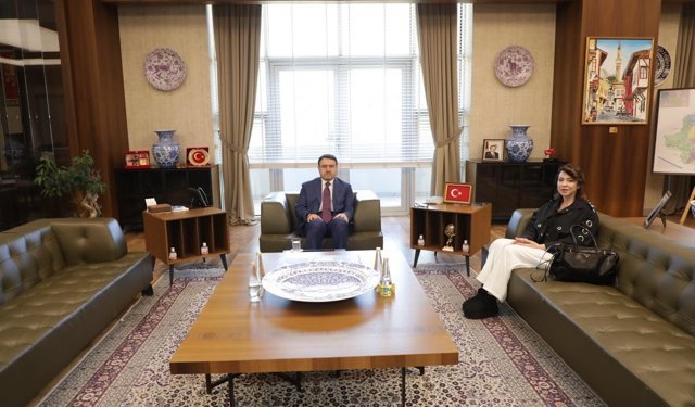 Kütahya Valisi Musa Işın Nida Olçar'ı makamında kabul etti