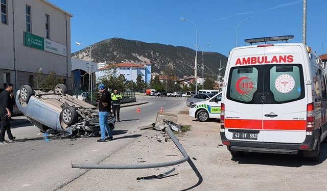 Kütahya’da aydınlatma direğine çarpan otomobil takla attı