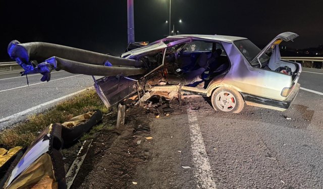 Kütahya'da bariyere saplanan otomobil sürücüsü ağır yaralandı