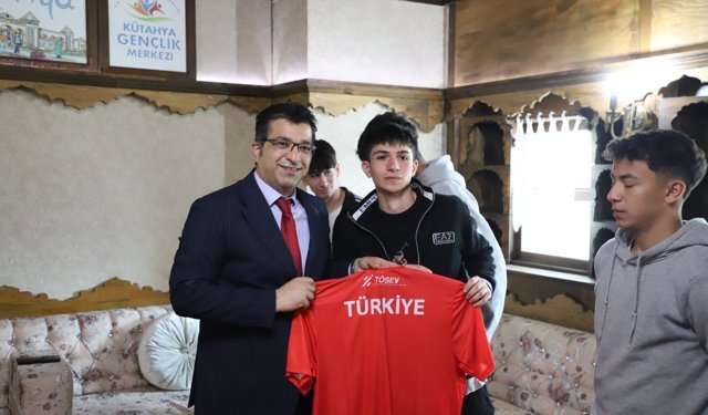 Kütahya’da gençlere milli forma desteği verildi