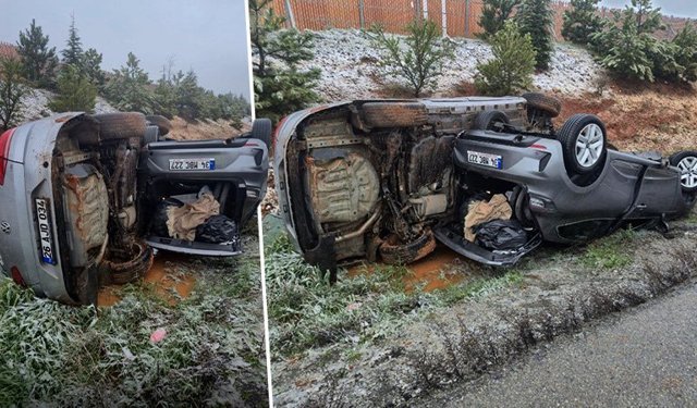 Kütahya'da iki otomobil yan yana devrildi