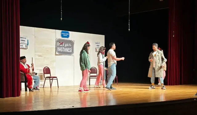 Kütahya'da keçileri kaçırıyorum oyunu sahnelendi